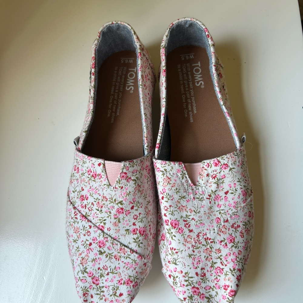 Toms Pink and White Espadrilles Floral Slip-On Shoes